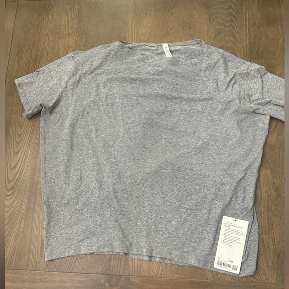 Lululemon NWOT Back In Action Short Sleeve **** - Picture 3 of 7